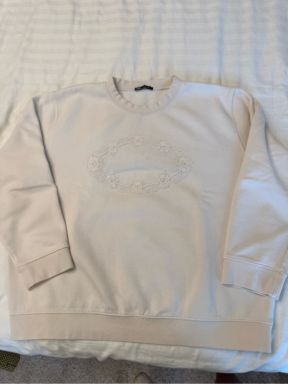 Zara Cream Stretch Shorts with Subtle Embroidered Detail, size L